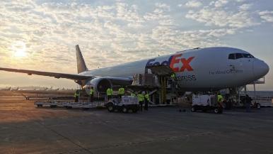Tercer avión de EEUU con insumos médicos para coronavirus llega a México