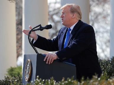 En huída hacia adelante, Trump pide públicamente a China investigar a Biden