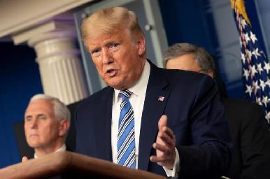 Trump prohíbe por decreto acumular productos básicos y manipular precios