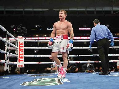 ‘Canelo’ Álvarez, al rescate de nuevo… Ayuda a una mujer que le pide apoyo para un trasplante