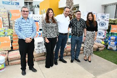 Entregan Toño Astiazarán y Patty Ruibal productos en apoyo a asociaciones