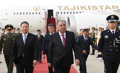 El presidente de Tayikistán estrena el avión que compró al Gobierno de México